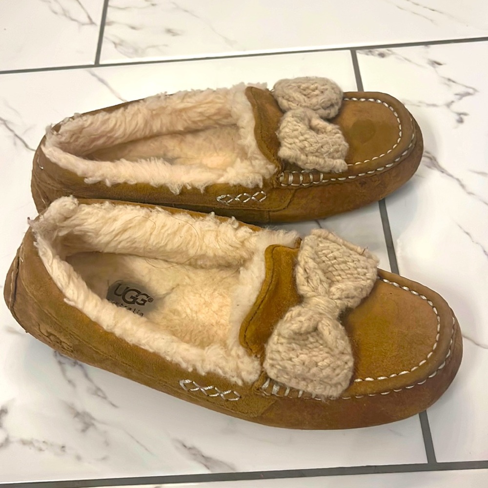Ugg Ansley Bow Moccasins size 4
